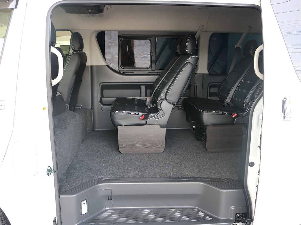 セカンドシート、サードシートは2人掛けになっております♪♪