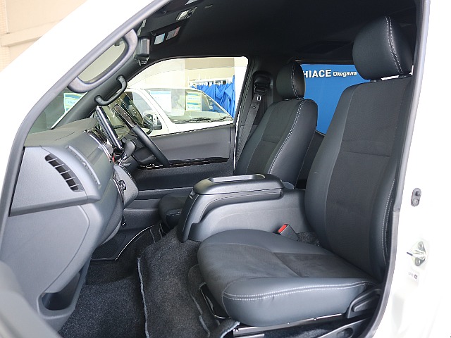 特別仕様車限定ハーフレザーシート装着済みです♪♪