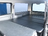 背もたれを倒せばフルフラット展開が可能です☆☆