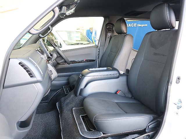 特別仕様車限定ハーフレザーシート装着済みです♪♪