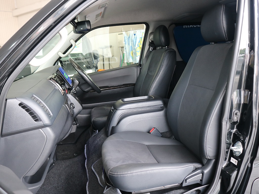 特別仕様車限定ハーフレザーシートになっております♪♪