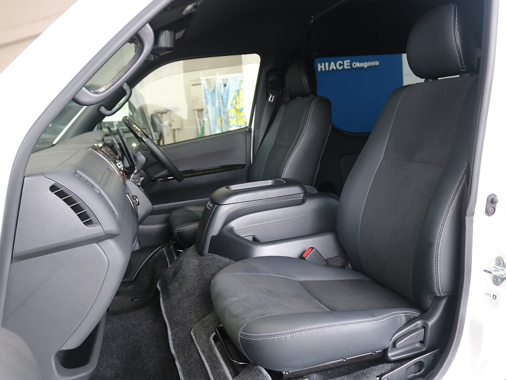 特別仕様車限定ハーフレザーシートになっております♪♪