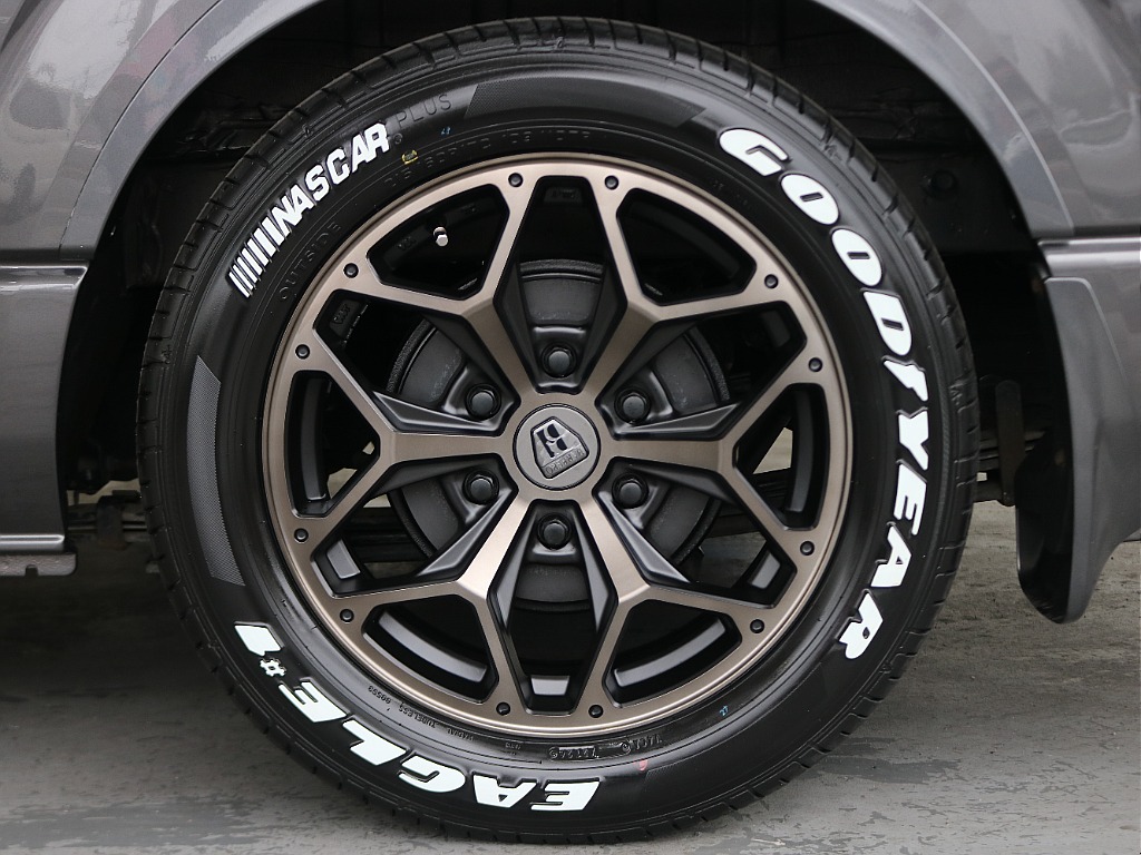 スタイリングヘックスと17インチAWとナスカータイヤが装着されております♪