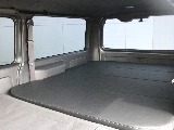 シートを倒すとベッドキットとフラットにすることができます♪