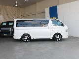 両側小窓付き手動スライドドアになっております♪♪