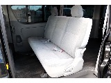 セカンドシート・足元は新品カーゴマット