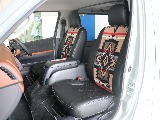 運転席と助手席はおしゃれな柄のシートカバーが装着されております♪