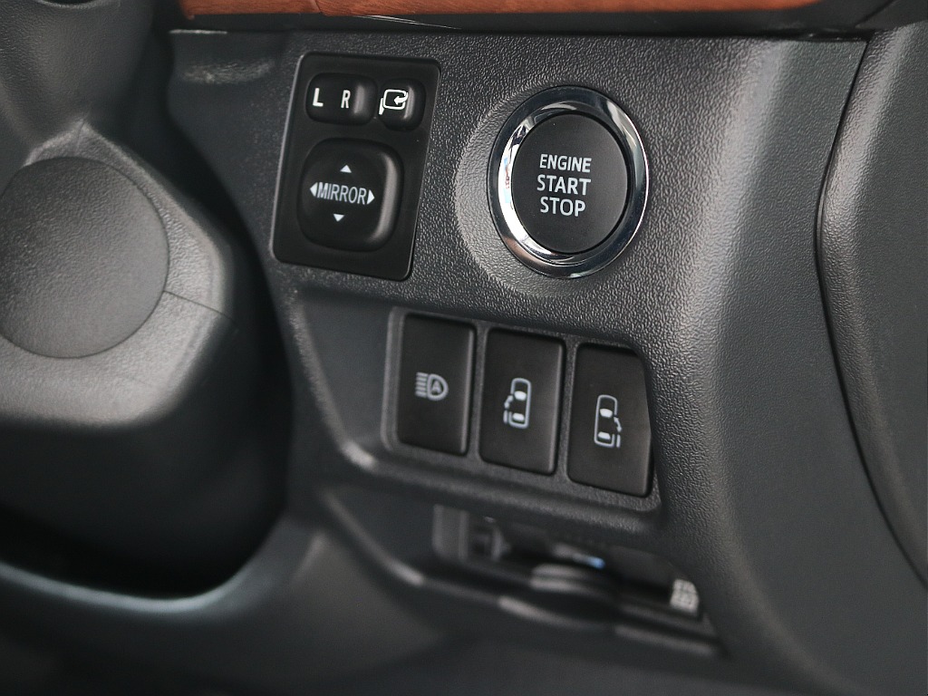 運転席の操作ボタンも機能性充実してます！
