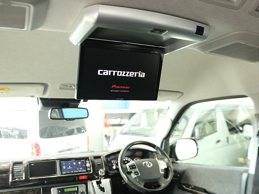 カロッツェリア10.2インチフリップダウンモニターが装着済みで後席の方も映像をお楽しみいただけます☆☆