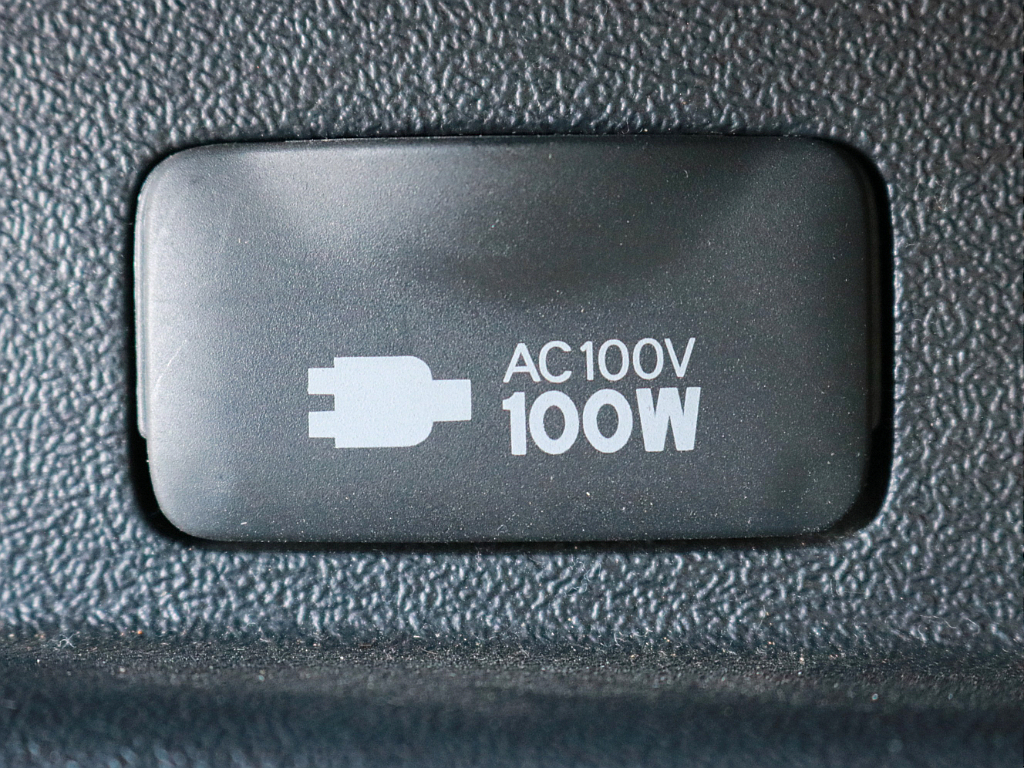 あると便利なAC100V電源も設置されています。携帯電話等のモバイル端末の充電などにご活用頂けます。