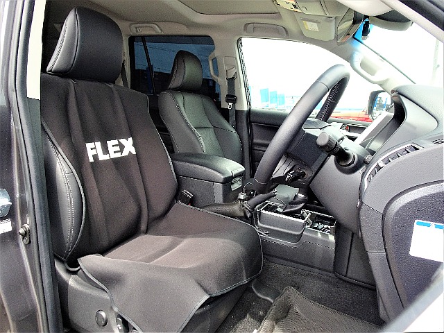 運転席シートはFLEXオリジナルカバーを付けての使用でしたので綺麗な状態です！