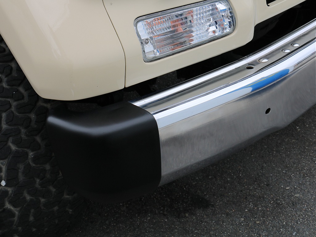 純正バンパー。