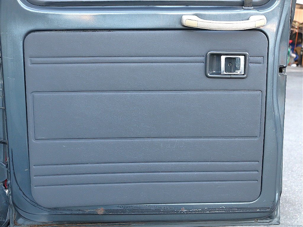 バックドア内張