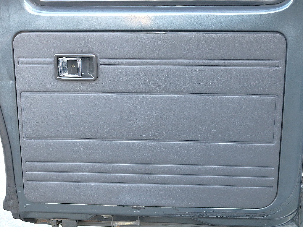 バックドア内張