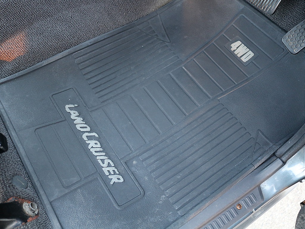 純正ラバーマット。