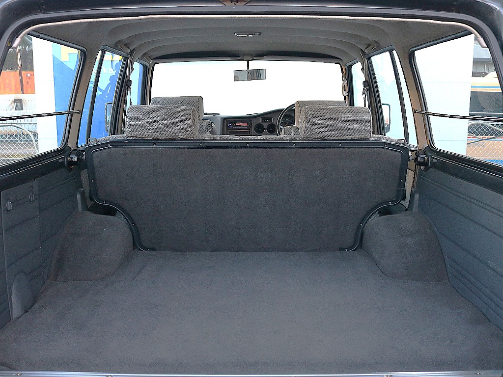 荷室も広々使用できます。