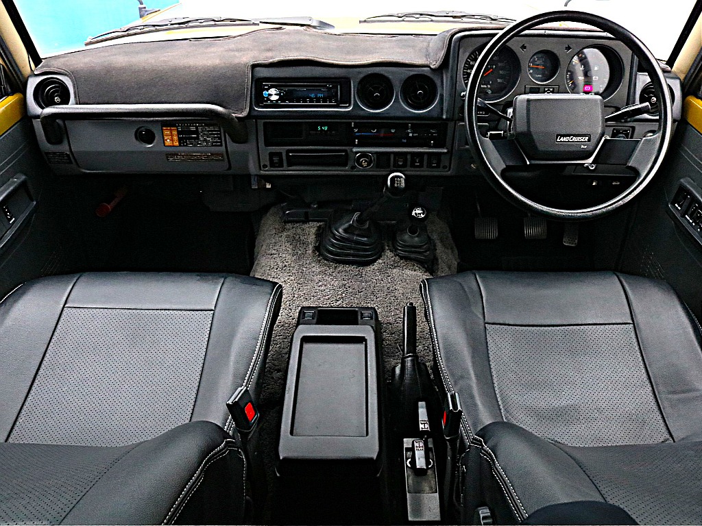 内装はブラック基調となっております！ ミッション車です♪