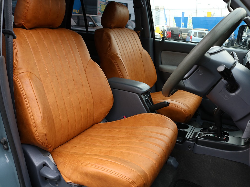 新品でキャメルシートカバーを装着し、 外から見た時の印象を明るくしております♪