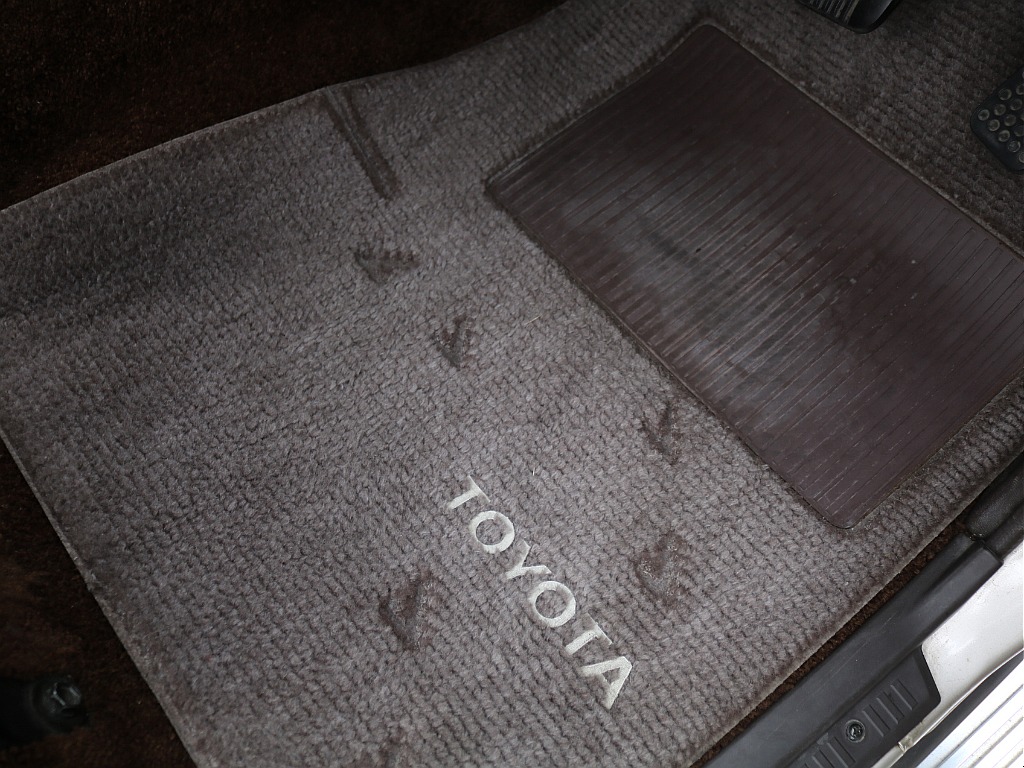 純正フロアマットも綺麗です。