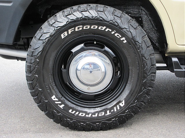 BFGoodrichATタイヤにクラシック１６インチAWが装着済みです。