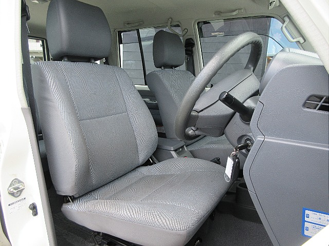 運転席は多少の使用感はございますが、 綺麗な状態を保っております！