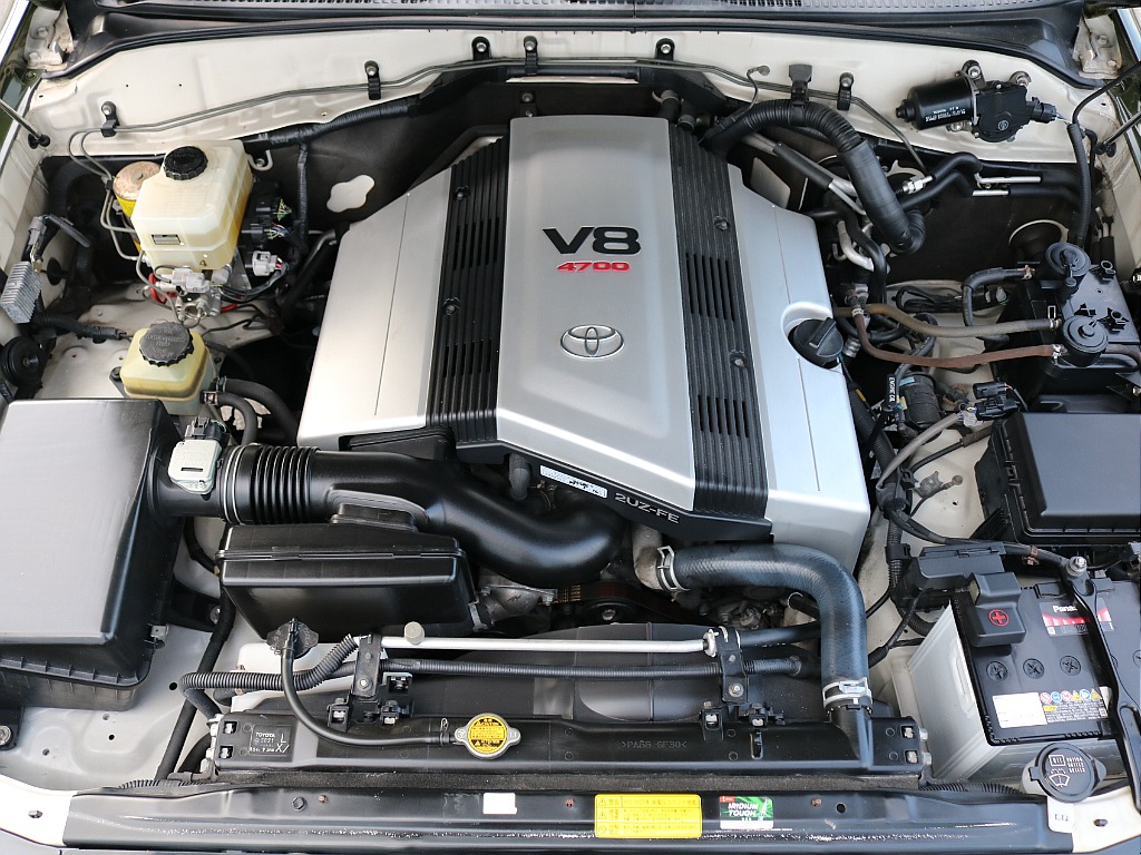V8エンジンの圧倒的な爽快感とランクル100の静粛性で乗り心地も抜群です。