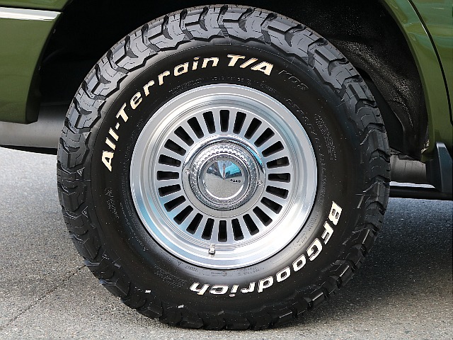 ホイールはDEENのCalifornia　タイヤはBFグッドリッチKO3　235/85/16　　完璧です。