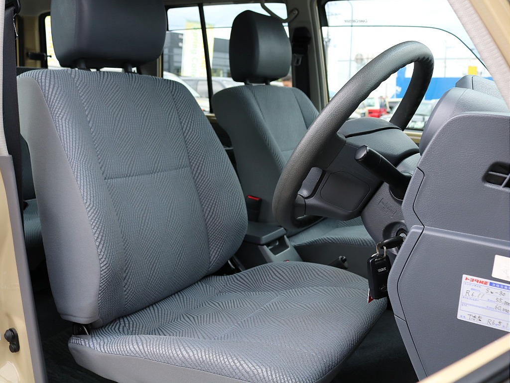運転席シートも使用感少なく綺麗な状態です♪
