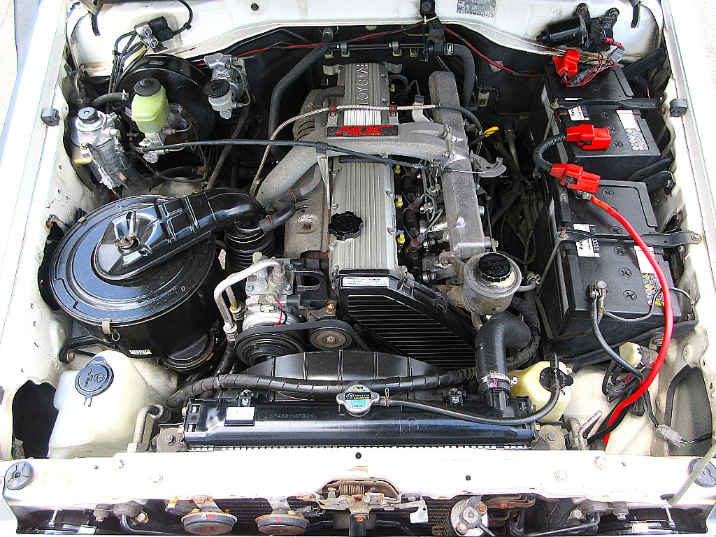 ご覧のように綺麗なエンジンルームです。