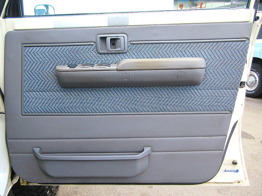 運転席ドア内張。
