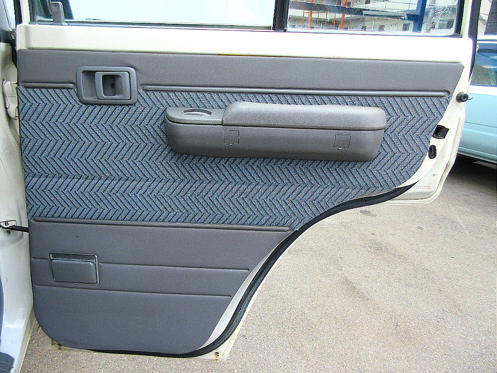 右リアドア内張。