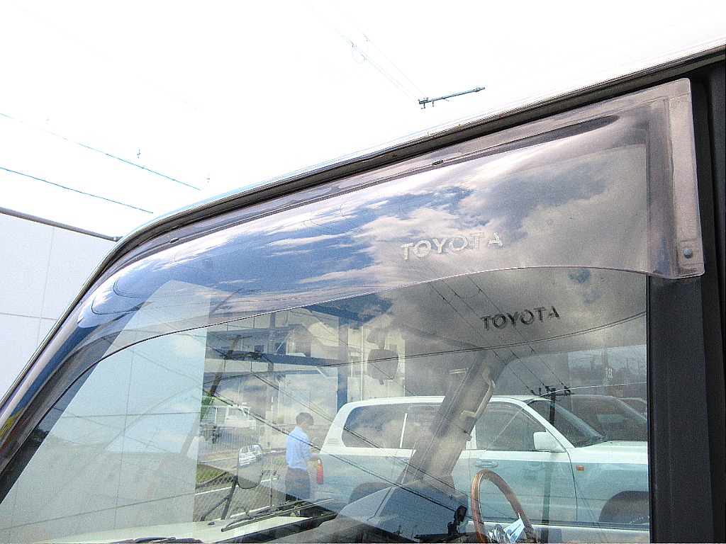 ドアバイザー。