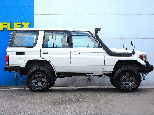 リフトアップ済みです。 全高は約200㎝です。