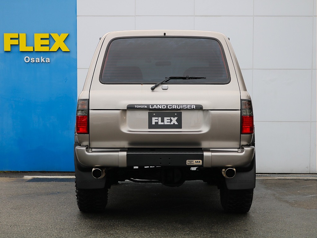 ８０らしいリアビュー。