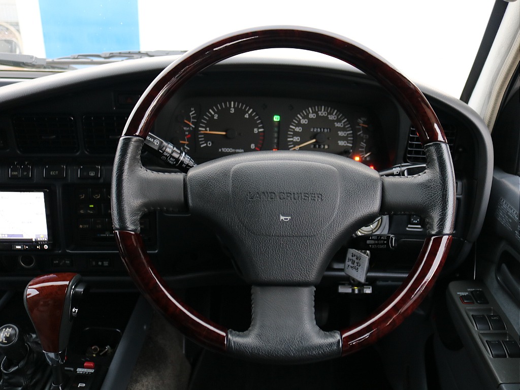 ウッドコンビステアリング付き。