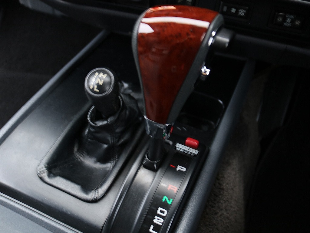 ウッドシフトノブ付き。