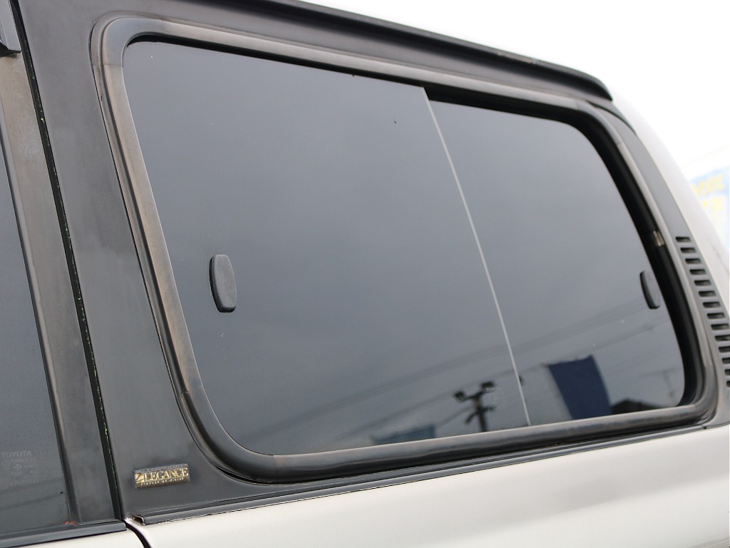 ３列目窓もスライドで開けることが可能です。