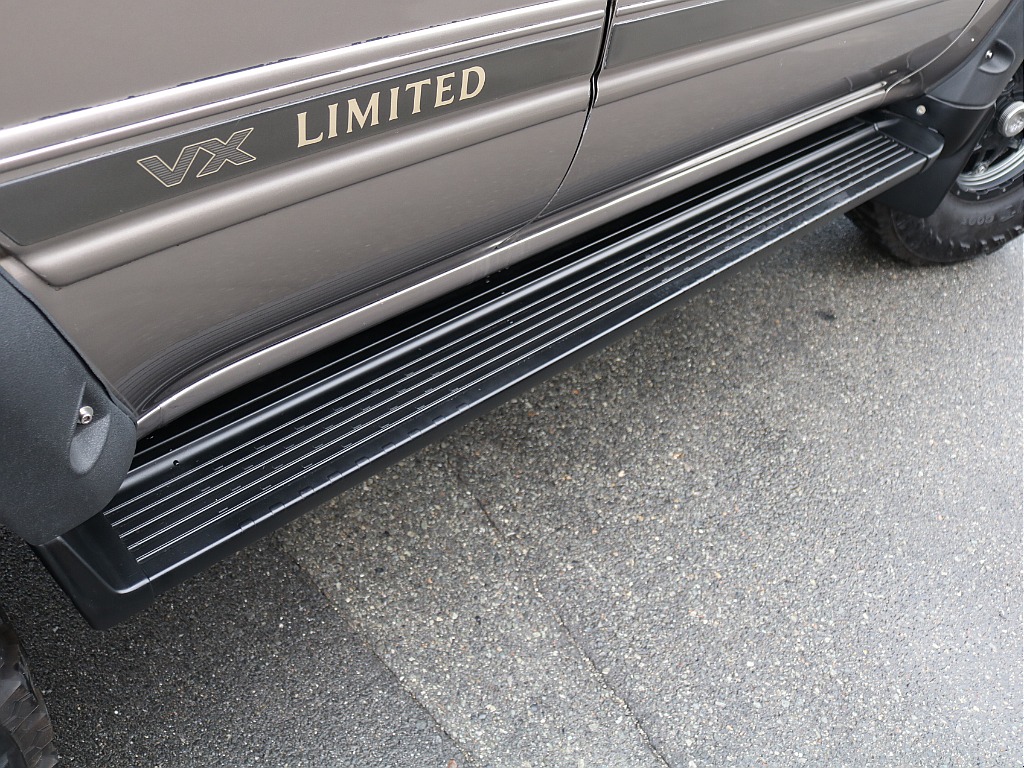 サイドステップもブラック塗装。