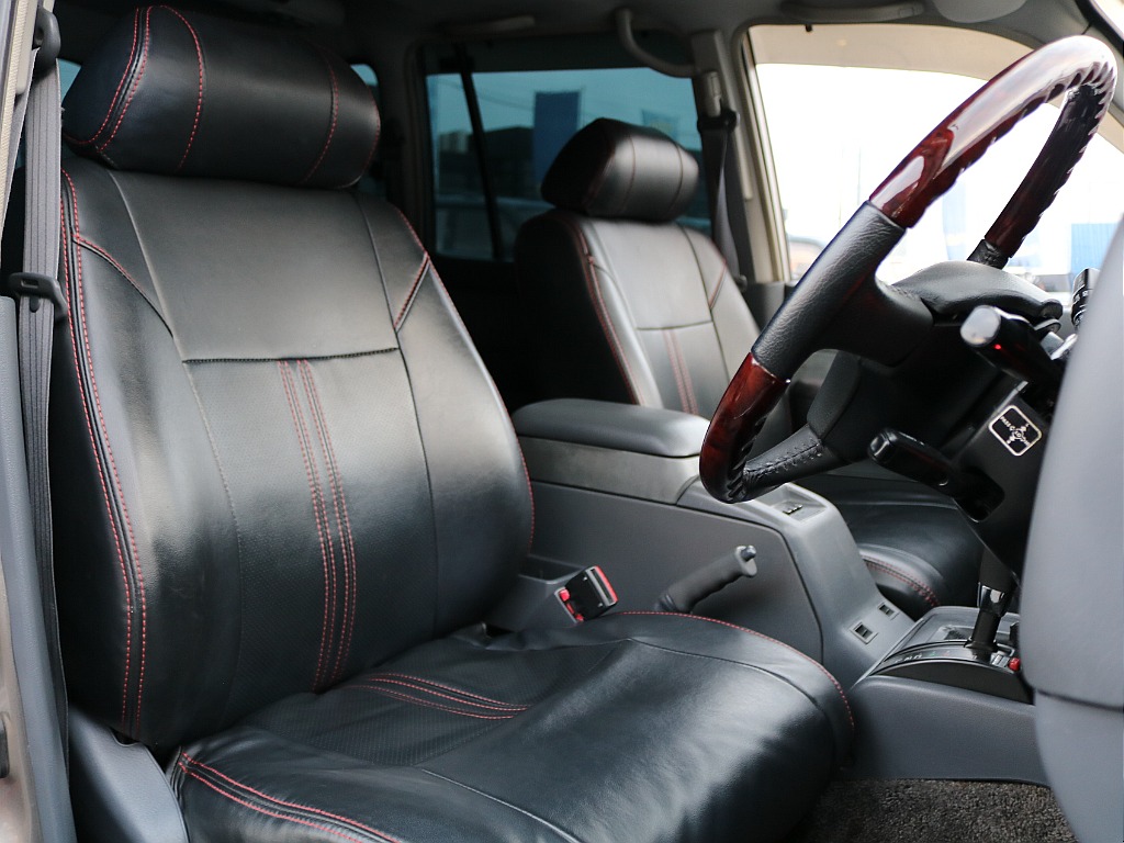 ブラック×レッドステッチのシートカバーが装着済み。