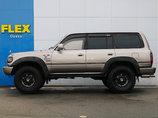 サイドステップ付きで、乗り降りは楽になります。