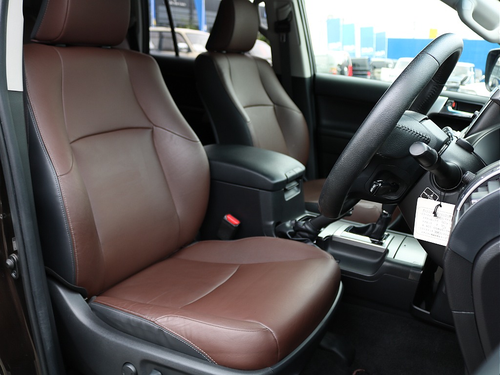 運転席シートは使用感少なく、綺麗な状態です！
