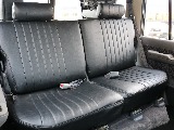 ２列目は分割で倒す事が可能です。 多少スライドも可能です。