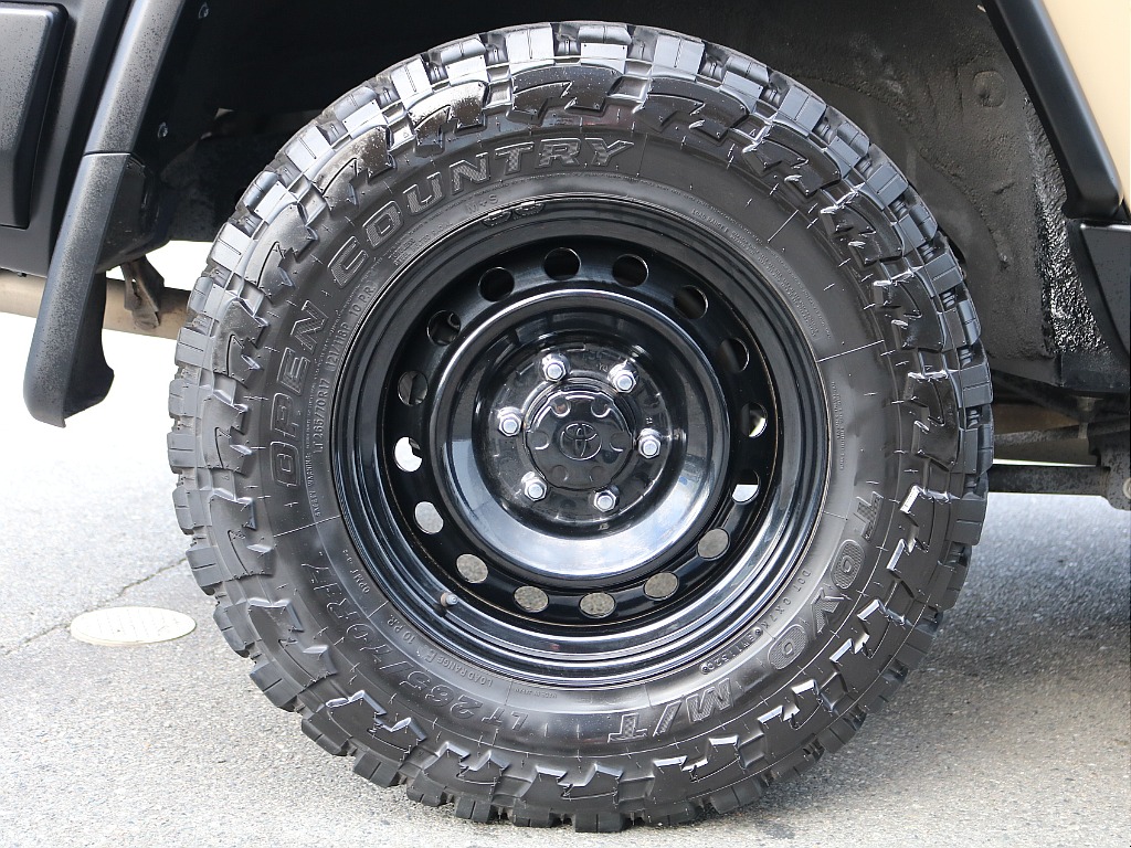 TOYOオープンカントリーMTタイヤに ブラック塗装済み純正ホイール装着！
