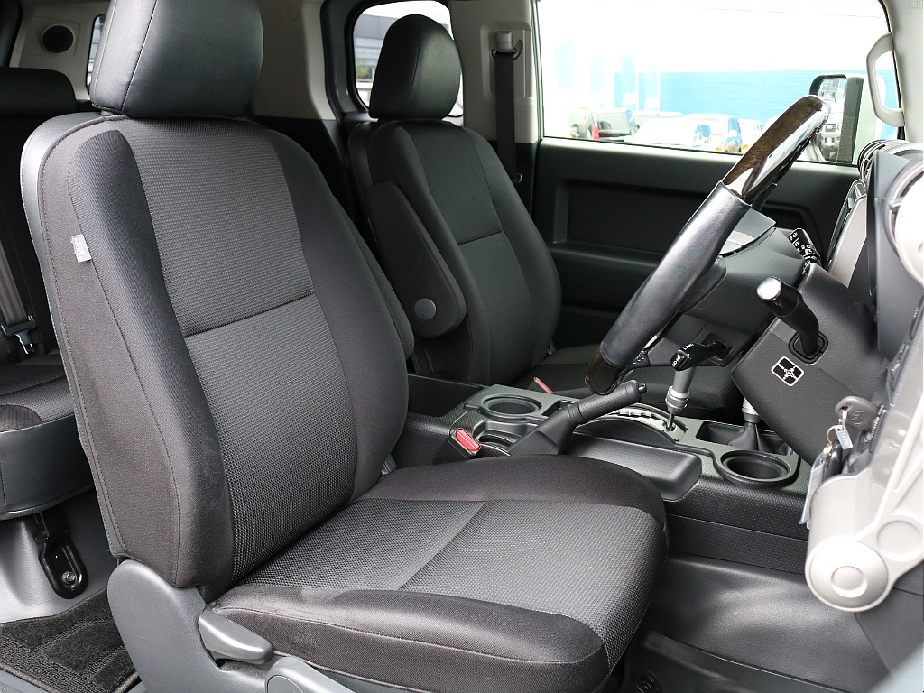 運転席シートも使用感少なく綺麗な状態です。