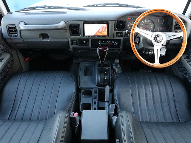 内装はシックなグレー基調となっております。