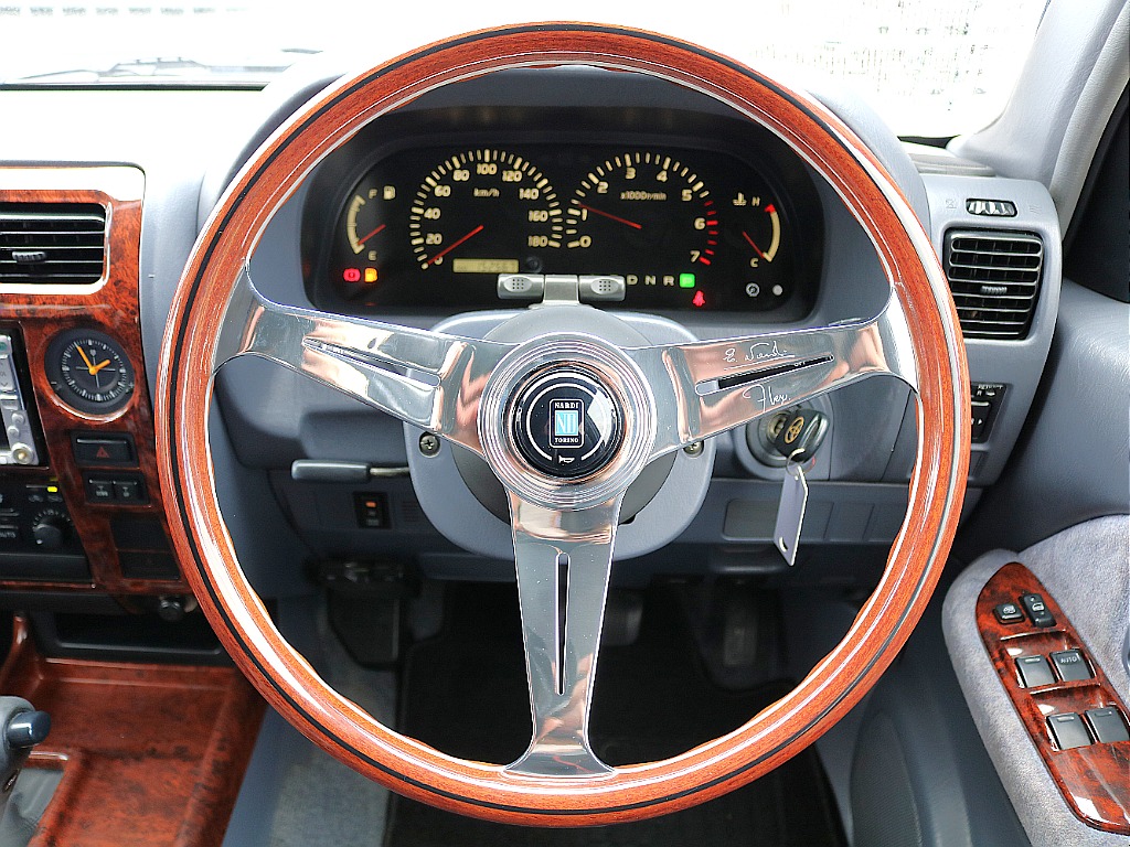 新品でNARDIステアリング装着。