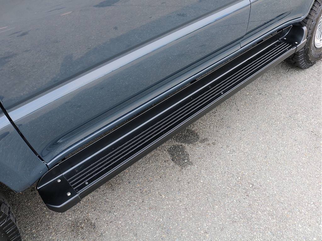 サイドステップも綺麗に塗装済みです。