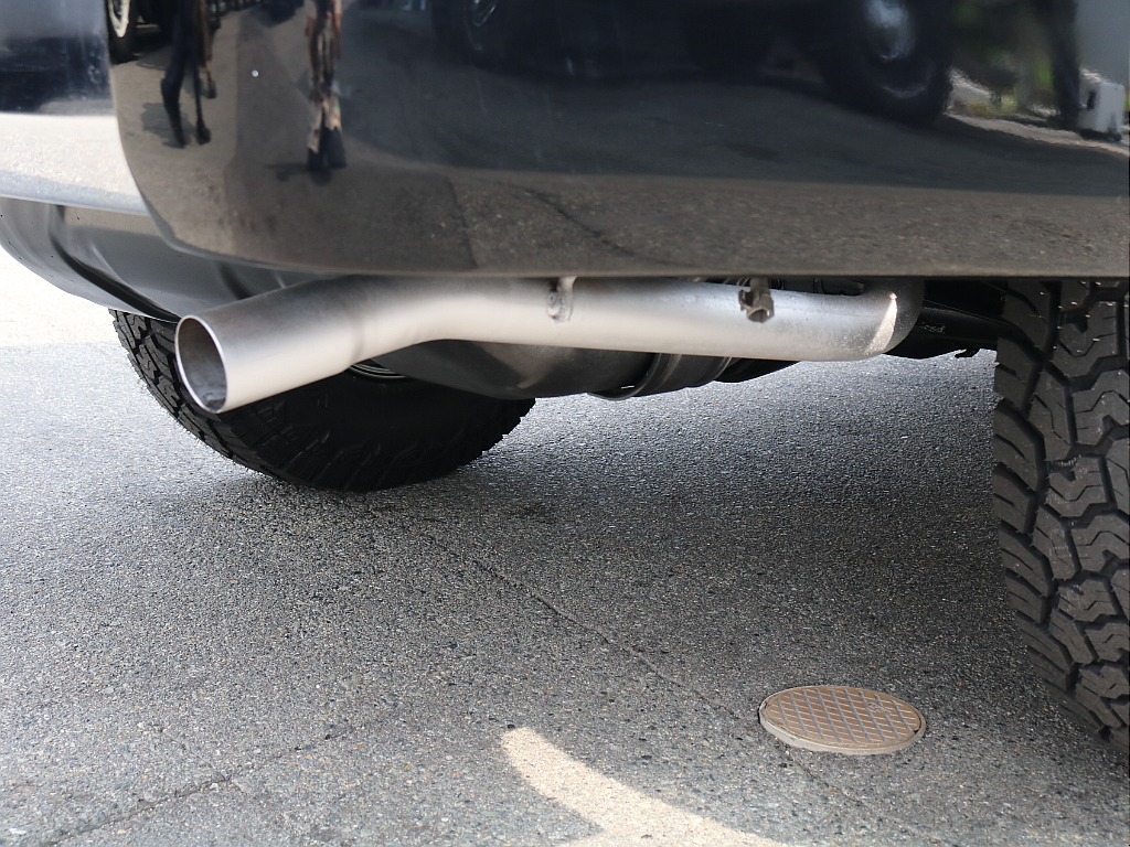 マフラーは耐熱シルバー塗装。