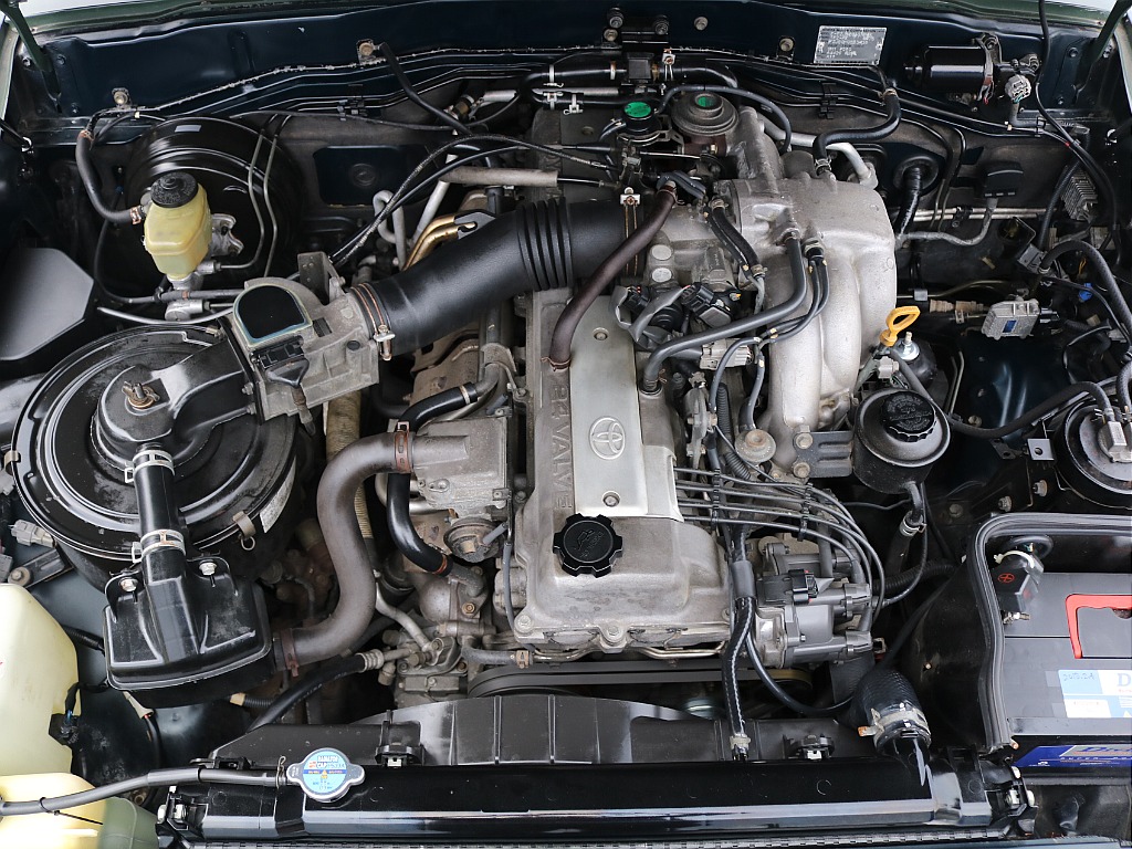 ご覧のように綺麗なエンジンルーム。