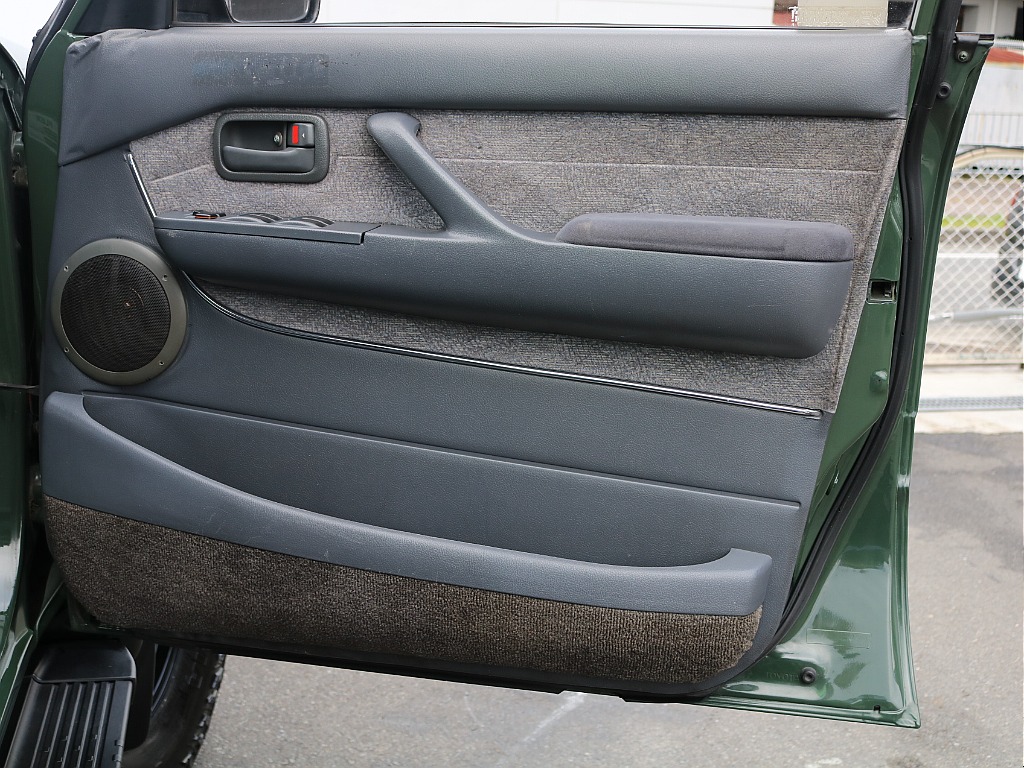 運転席ドア内張。